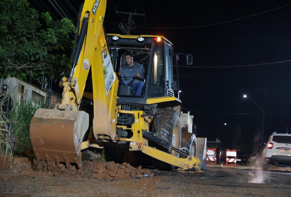 SERVIÇOS: Prefeito acompanha início dos trabalhos noturnos da Operação Tapa-Buracos