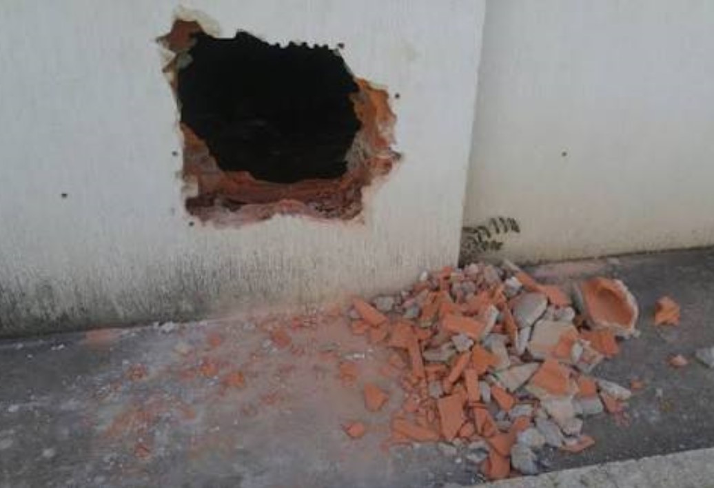 MAIS UM: Ladrões fazem buraco na parede e tentam levar dinheiro de cofre em posto