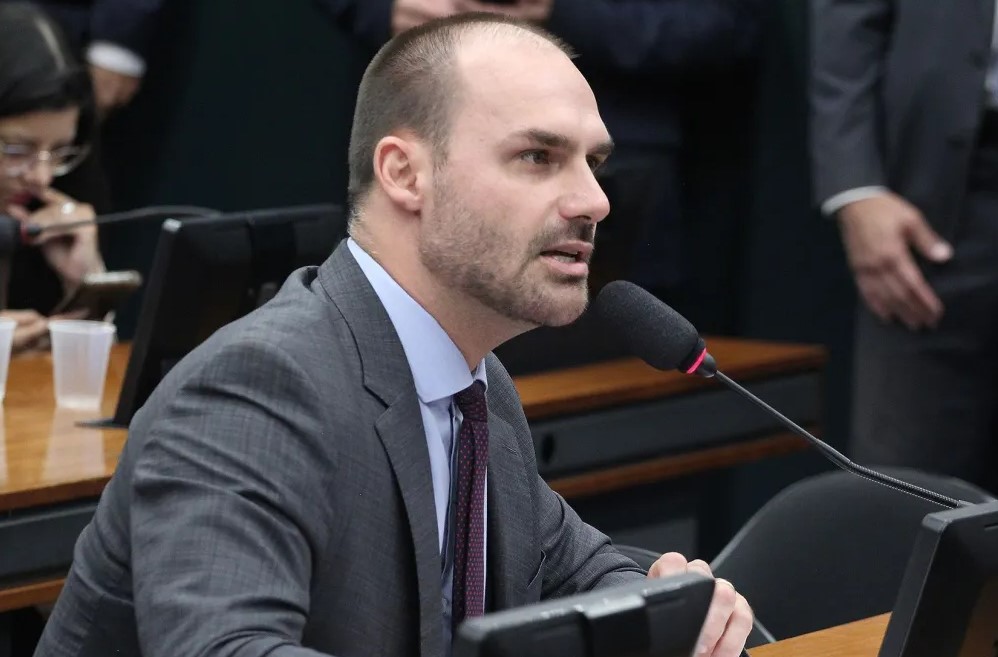 AUSENTE: PF ordena que Eduardo Bolsonaro retorne a cargo de escrivão na corporação