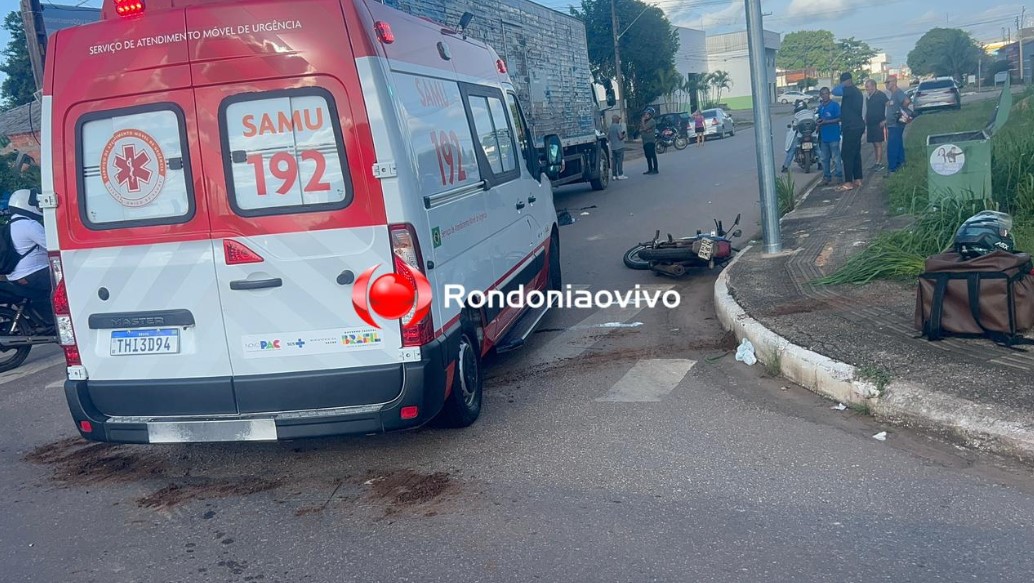 ATUALIZADA: Mulher tem perna dilacerada em acidente envolvendo moto e caminhão