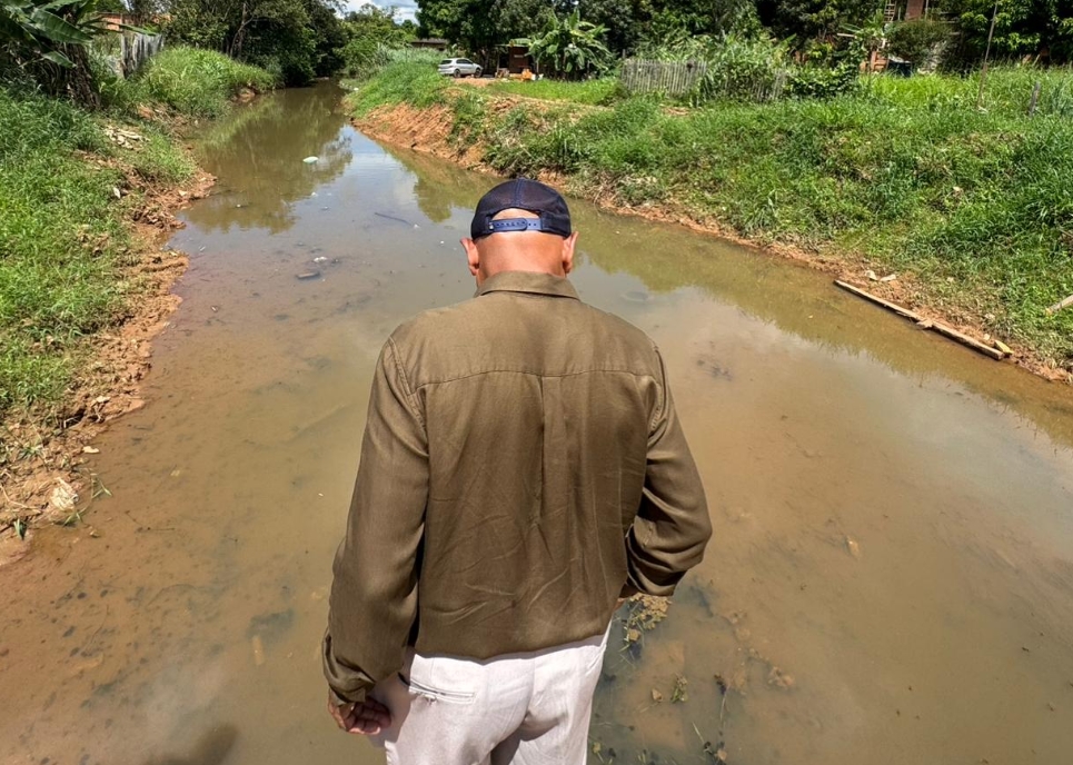 PASTOR EVANILDO: Vereador cobra asfalto e drenagem urgente para rua no bairro Monte Sinai