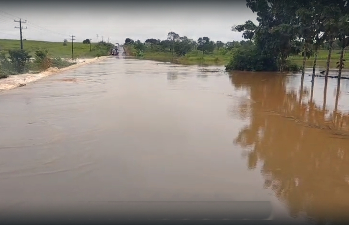 TRÁFEGO: Chuva intensa provoca alagações e danos em estradas rurais de RO