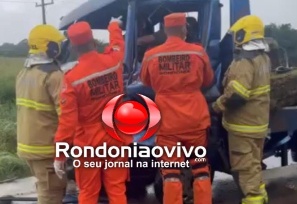 VEJA VÍDEO: Motorista fica preso às ferragens em grave colisão entre caminhões na BR-319