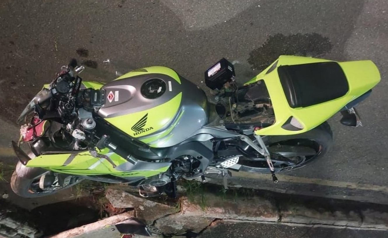 PERDEU O CONTROLE: Homem em moto de mil cilindradas fica inconsciente em grave acidente 
