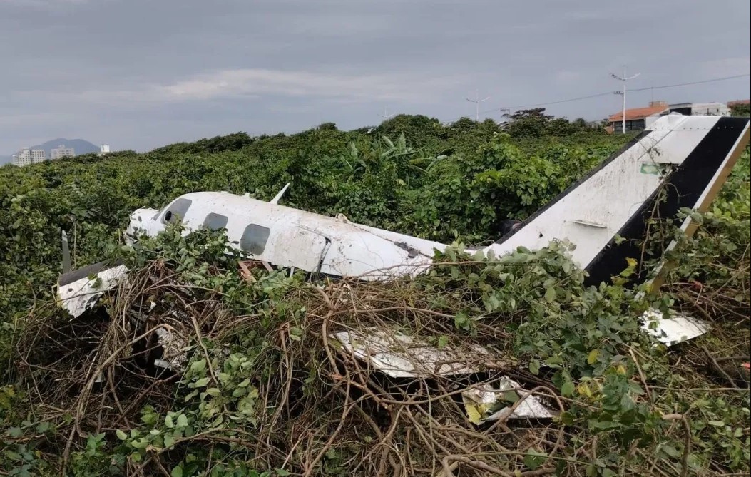 ACIDENTE AÉREO: Avião de pequeno porte cai e deixa duas pessoas em estado grave