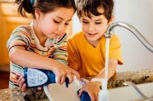 HABILIDADES: Participação de crianças em tarefas domésticas está ligada ao sucesso profissional