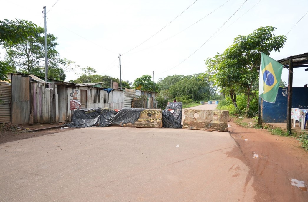 RISCOS: Prefeitura alerta sobre travessia em área interditada do Canal Santa Bárbara