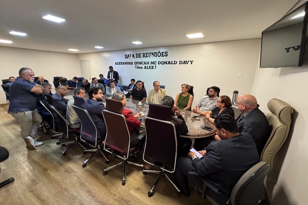 ELLIS REGINA: Vereadora reforça apoio à luta sindical durante reunião na Câmara de PVH