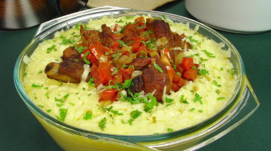 ALMOÇO: Receita saborosa de polenta com queijo e costelinha