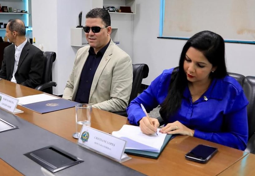 CRISTIANE LOPES: Deputada participa de assinatura de termo de compromisso contra o antissemitismo