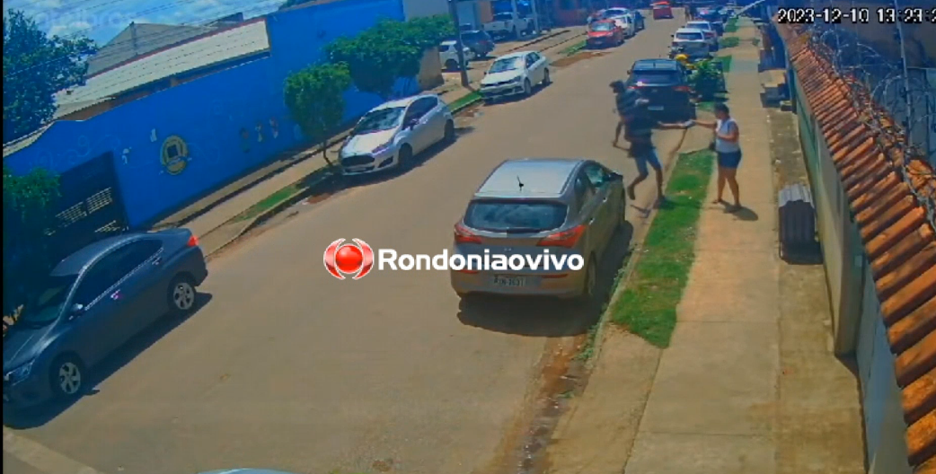 VÍDEO: 'Ladrões da Honda Pop' assaltam mulher na calçada de residência 