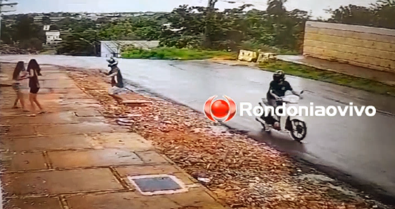 VÍDEO: Dupla de moto é flagrada assaltando jovens na região Central 