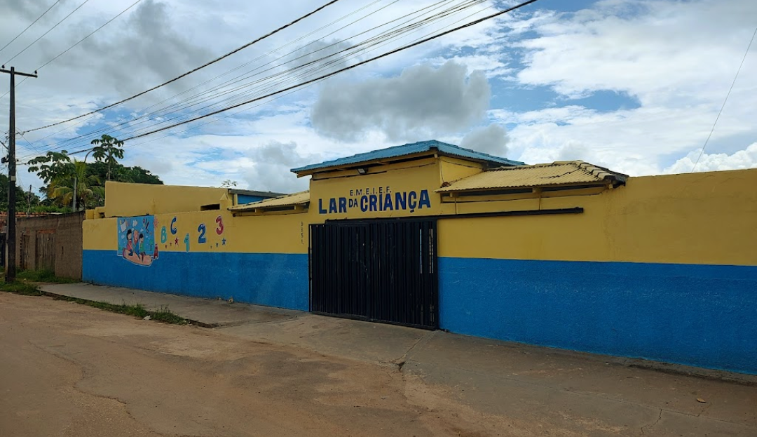 URGENTE: Bandido de máscara invade escola infantil e rouba arma de vigilante 