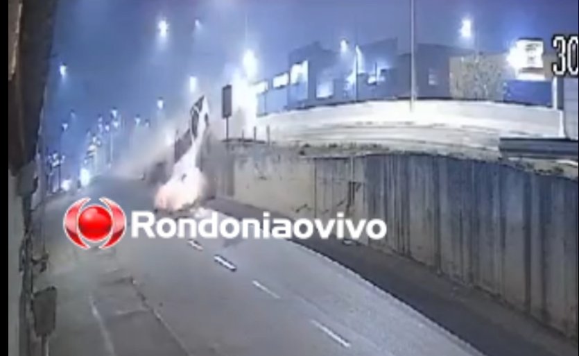 PERDEU O CONTROLE: Vídeo mostra caminhonete caindo da BR-364 na rua da Beira