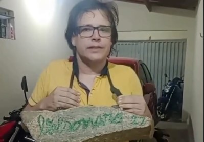 VÍDEO: Bolsonarista anuncia presença em caminhada carregando pedra de 25 kg no pescoço