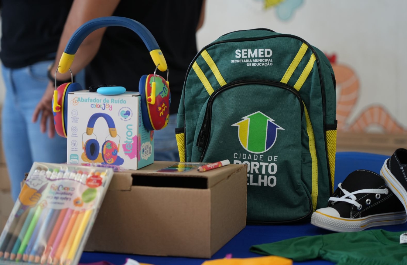 EDUCAÇÃO: Kits inclusivos são entregues a estudantes da rede municipal