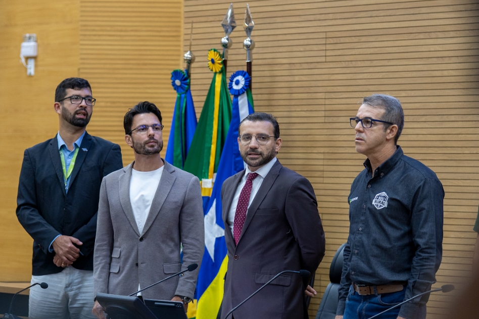 RIBEIRO DO SINPOL: Deputado entrega votos de louvor a agentes de crédito do Proampe