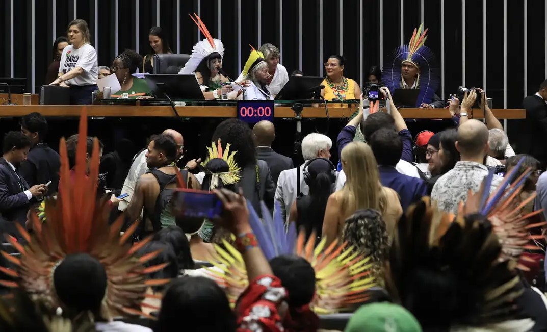 DIREITOS HUMANOS: Indígenas lotam plenário da Câmara em sessão que exalta mobilização