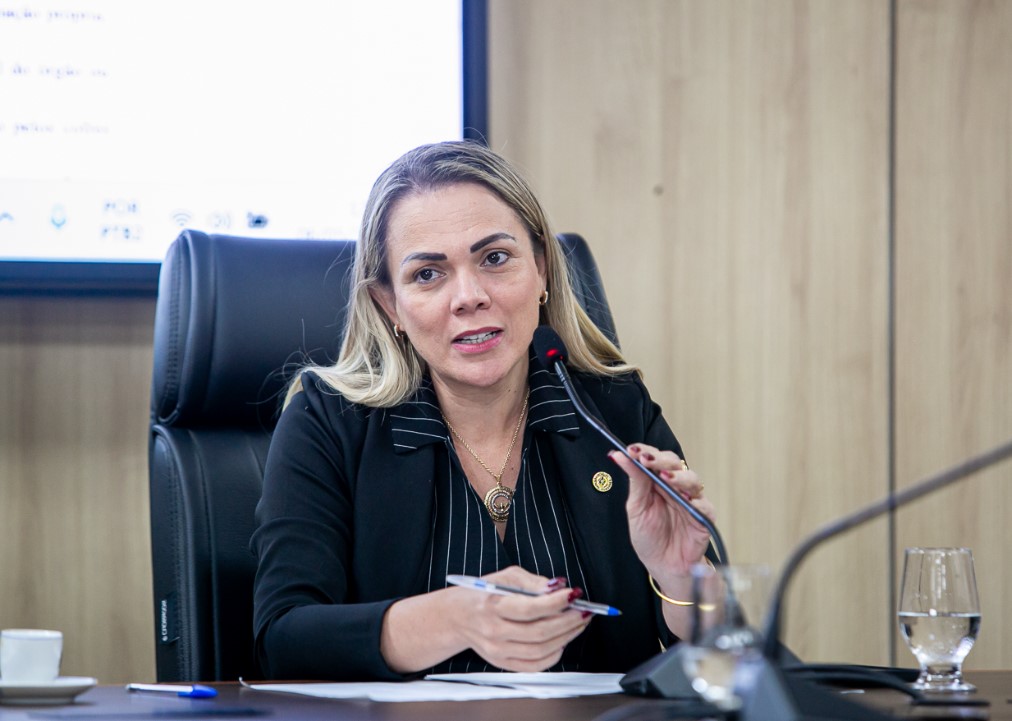 CLÁUDIA DE JESUS: Mudanças no plano de carreira da Saúde têm emendas e mobilização da dep.