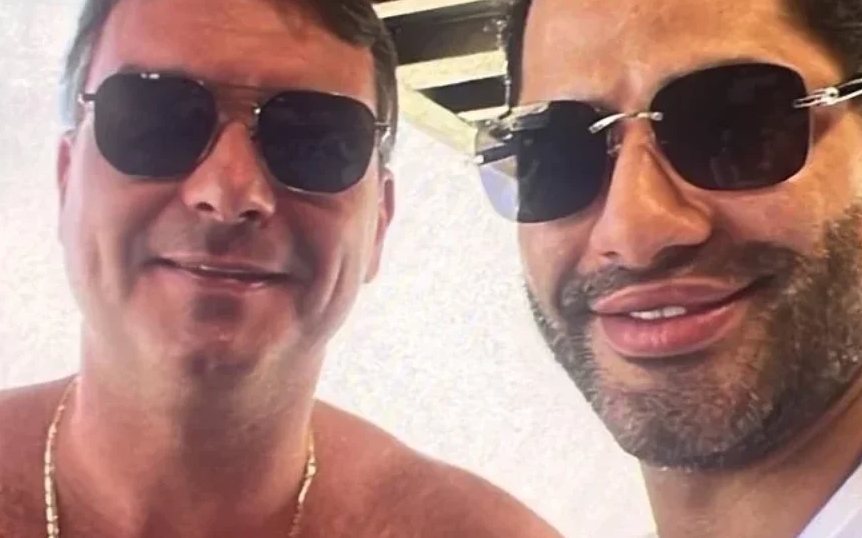 AMIGÃO!: Foto com o capanga de Vorcaro abre nova crise na campanha de Flávio Bolsonaro