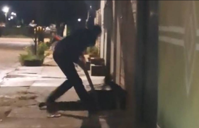 ESTADO GRAVE: Moradores filmam jovem sendo covardemente espancado