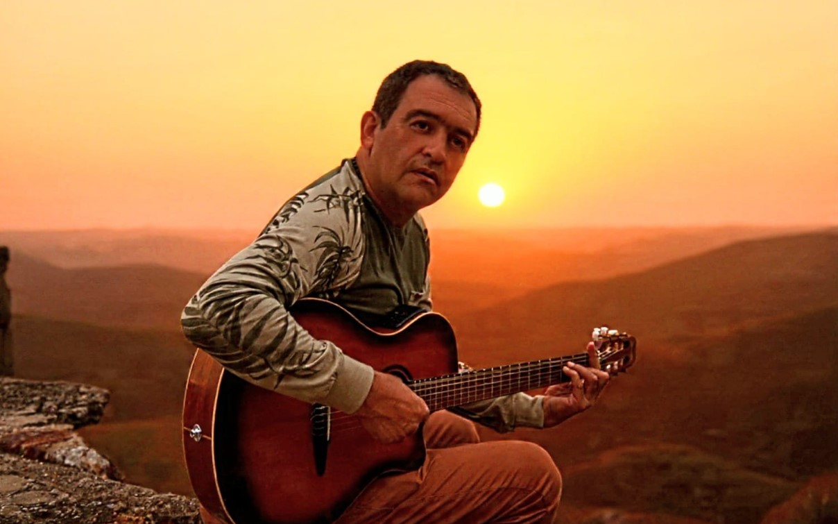 'MOMENTOS DE AMOR': Sandro Bacelar revisita clássicos dos anos 70 e 80 no Sudeste