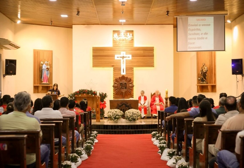 CELEBROU 29 CRISMAS: Dom Roque celebra a unção do Crisma em Paróquia de Vista Alegre