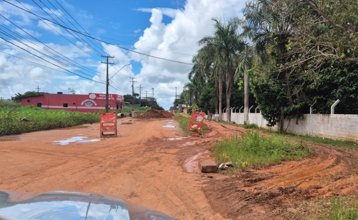 PEDIDO DE PROVIDÊNCIA: Obra com manilhas trava trânsito no Planalto