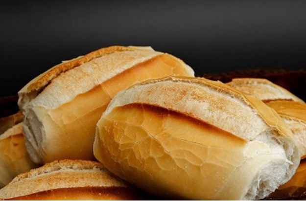 PÃO FRANCÊS EM CASA: Siga o passo a passo e eles ficarão crocantes como os de padaria