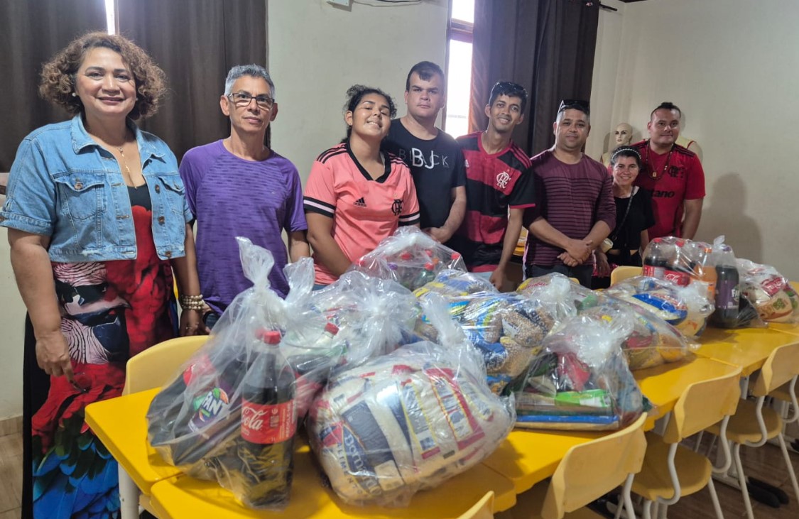 AÇÃO: Sinjur doa alimentos arrecadados na festa do servidor à Pestalozzi