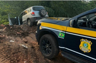 NA BR-364: PRF apreende mais de 100 Kg de droga após carro cair em ribanceira durante fuga