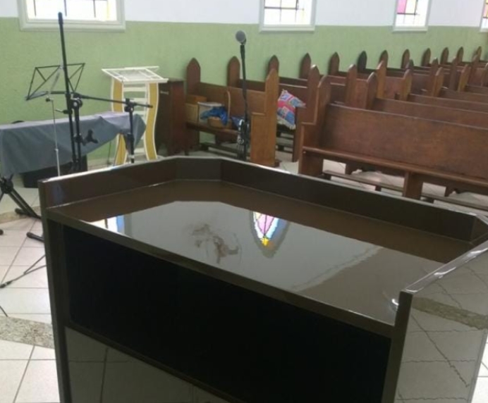 EM DESESPERO: Mulher de 60 anos pede socorro em igreja para escapar do marido 