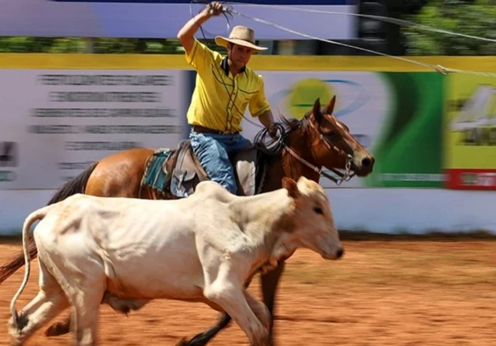 CHUPINGUAIA: 1ª Festa de Laço Comprido organizado pelo Rancho JR no município