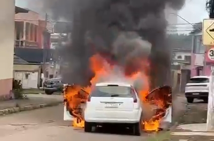 RIO BRANCO: Carro pega fogo em plena rua e explosões assustam moradores