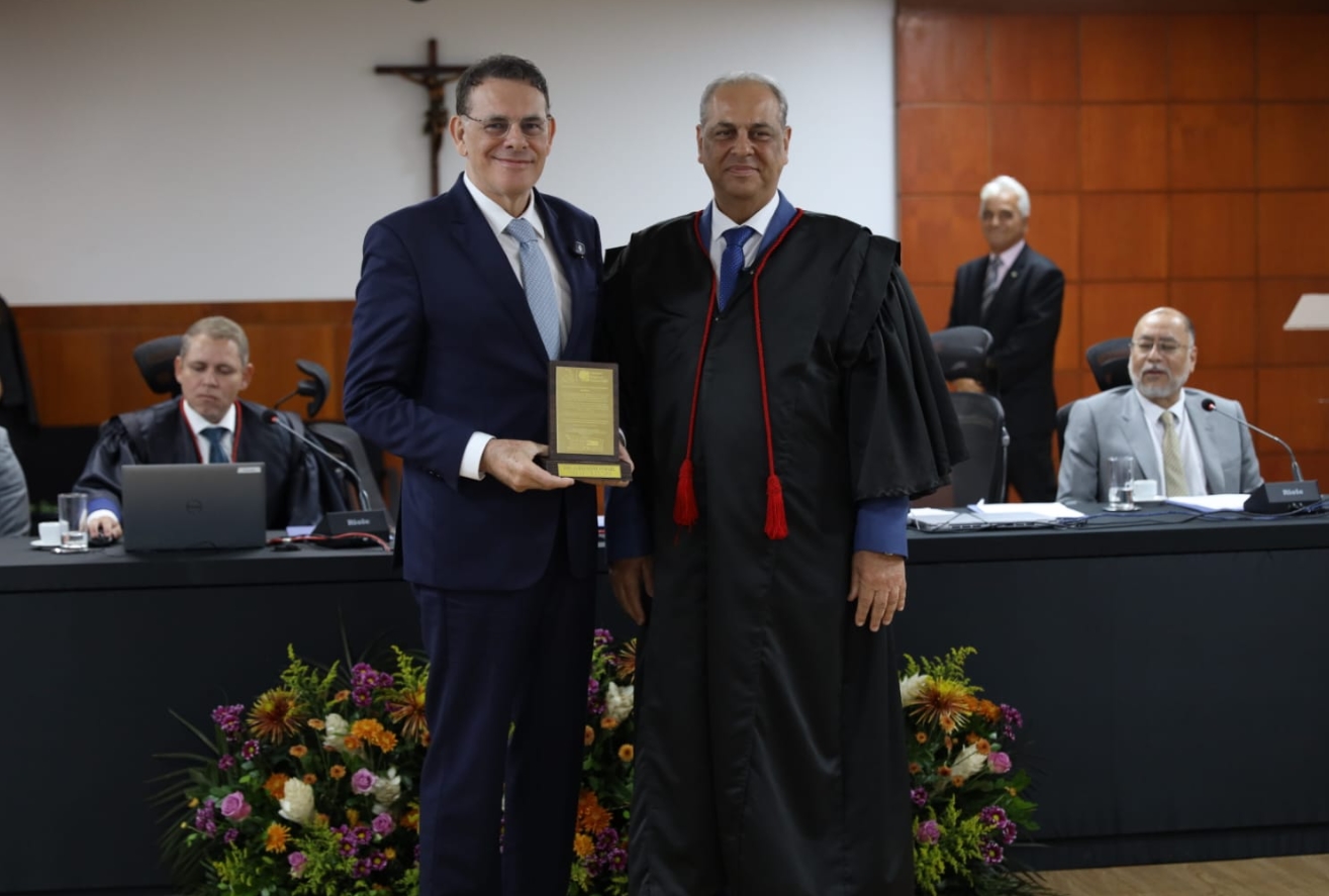 RECONHECIMENTO: Tribunal de Justiça é homenageado pelo TRE-RO em sessão solene