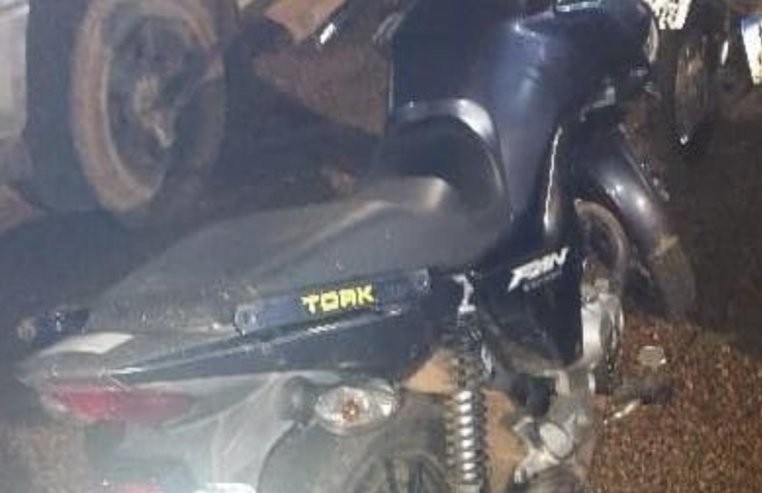 ESPAÇO ALTERNATIVO: Casal é rendido e tem moto e iPhone roubados; PM persegue ladrão