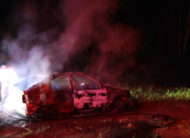 NO BAGAGEIRO: Corpo encontrado em carro incendiado pode ser de jovem que trabalhava em metalúrgica