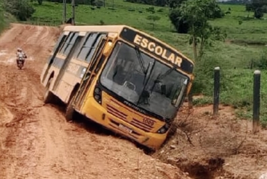 ATOLEIRO: Ônibus escolar cai em vala na linha Santa Rita