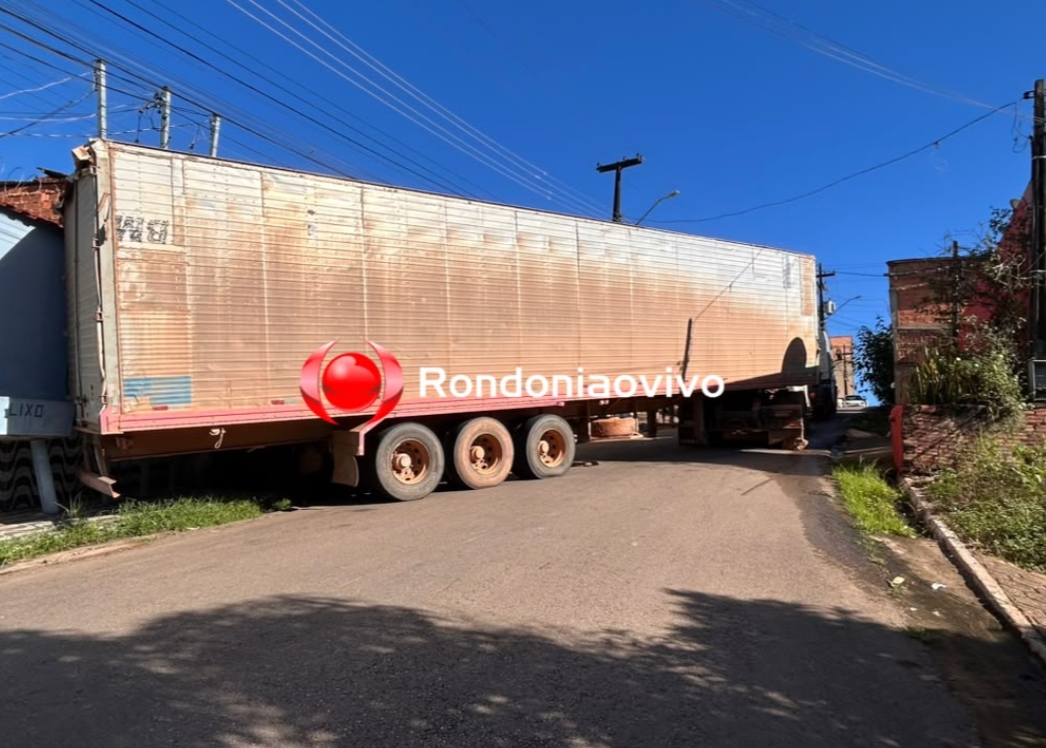URGENTE: Carreta volta de ré em ladeira e atinge residência