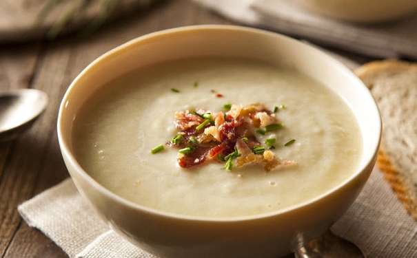 CALDO ESPECIAL: A panela fica vazia em minutos com essa sopa creme de batata com alho-poró