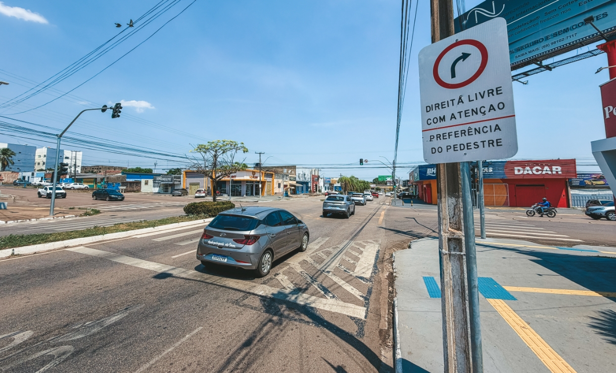 TRÂNSITO: Semtran reforça atenção às placas de 'Direita Livre' e 'Proibido Estacionar'