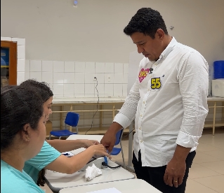 ELEIÇÕES 2026: Adailton Fúria vota em Cacoal durante primeiro turno em Rondônia
