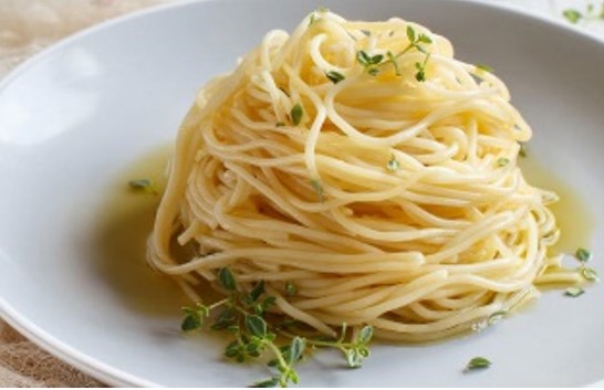 Poucos sabem como fazer um macarrão alho e óleo gostoso sem ser oleoso!