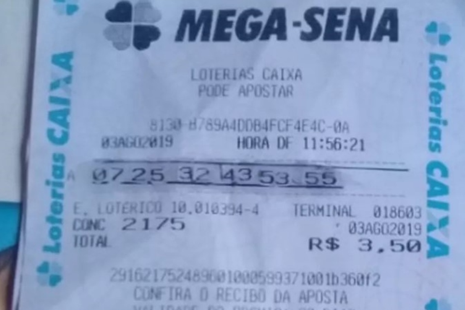 AJUDAR A FAMÍLIA: Mulher cola números em bilhete da Mega-Sena e pede prêmio na lotérica