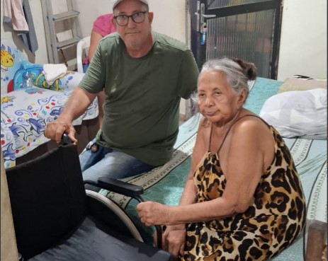 ATO SOLIDÁRIO: Jornalista Miro Costa doa cadeira de rodas a moradora do Bairro Vila Tupi