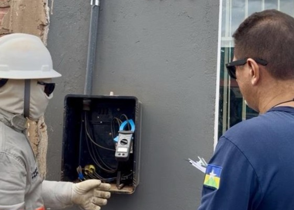 LIGAÇÃO DIRETA: Distribuidora e academia são flagradas furtando energia com 'gato'