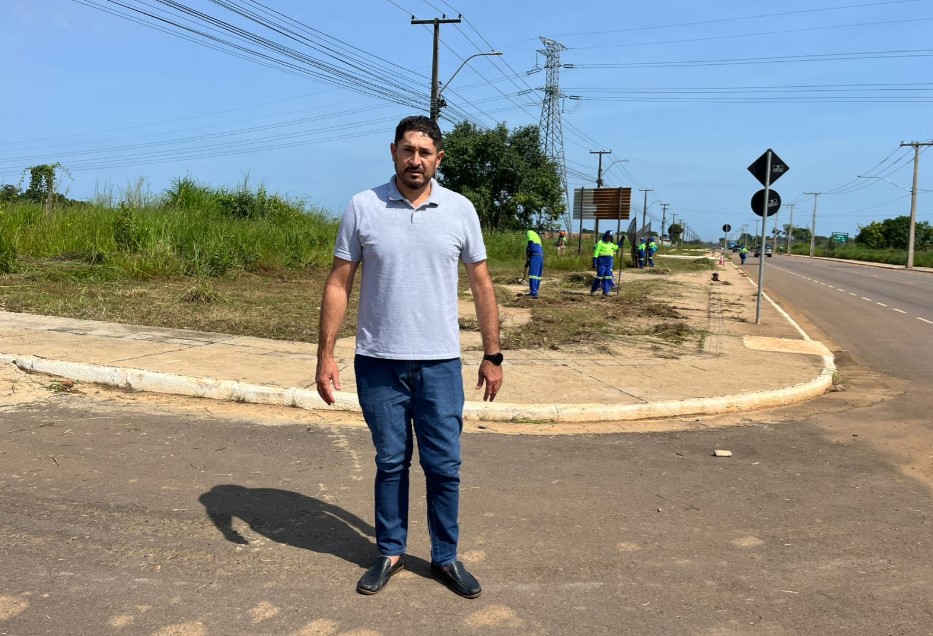 MÁRCIO PACELE: Vereador acompanha serviço de limpeza na Estrada dos Periquitos