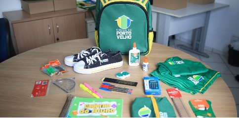 MATERIAL ESCOLAR: Prefeitura inicia entrega de uniformes e kits escolares para a rede municipal