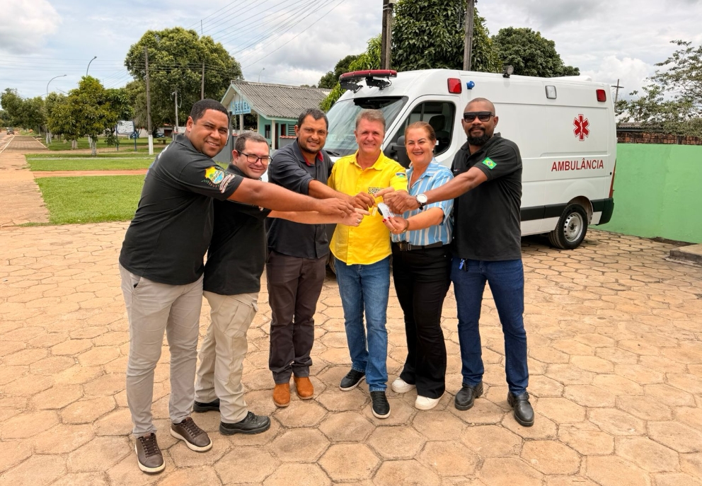 LUIZINHO GOEBEL: Deputado entrega ambulância para reforçar atendimento de saúde em Pimenteiras