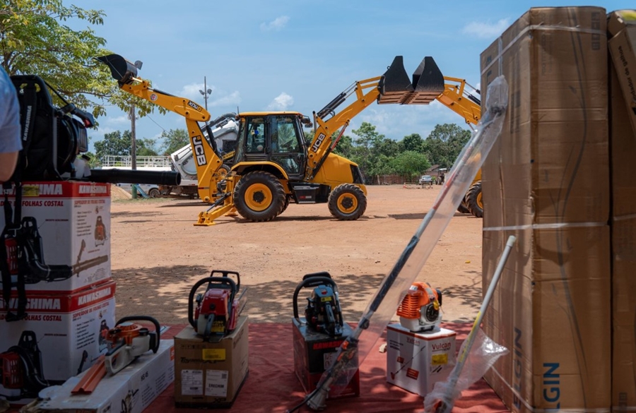 SERVIÇOS BÁSICOS: Prefeitura investe mais de R$ 3 milhões em infraestrutura e maquinários